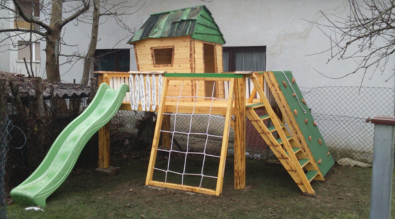 lesena otroška hiška